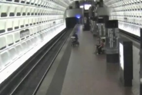 Спасение пассажирами инвалида упавшего на рельсы