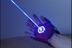 Фанат лазеров из Германии, создал перчатку Железного человека