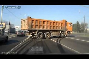 Круто затормозил на светофоре 