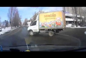 Водитель Газели решил развернуться