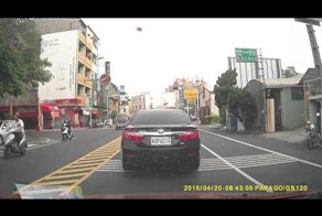 Скутер сбил велосипедиста