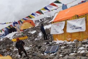 Сход лавины на базовый лагерь Эвереста