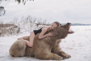 Красавицы и чудовище: как снималась фотосессия двух моделей и большого медведя