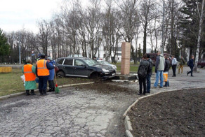 Во Владимире Porsche протаранил стелу в честь участников ВОВ