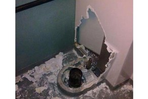 Пытаясь достать мобильный телефон, мужчина застрял в унитазе