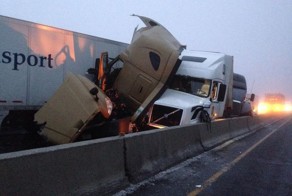 В США водитель зажатый двумя фурами, отделался царапинами 