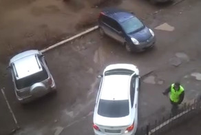 Женщина выезжает с парковки