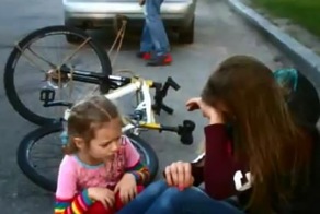 Велосипедистка на буксире