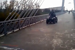 В Тюмени квадроцикл гонял на Мосту влюбленных