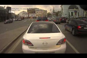 Не дают мотоцилистам на свой зеленый ехать