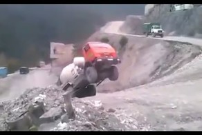 Водитель бетономешалки со стальными яйцами!