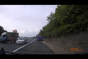Водитель BMW резко тормознул посреди магистрали