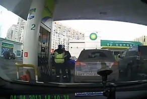 Наехал на женщину на заправке