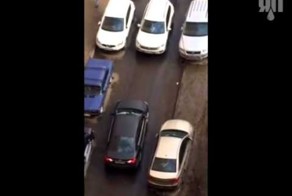 Мужчина и девушка не смогли разъехаться во дворе