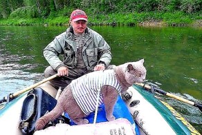 Кот Матроскин на рыбалке.