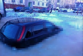 Суровая мурманская парковка (2 фото)