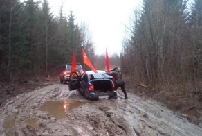 Автопробег в честь Дня Победы в Карелии застрял в грязи