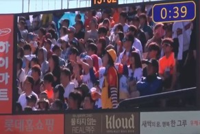 Зажигательный танец корейской продавщицы