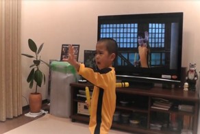 Пятилетний мальчик копирует технику Брюса Ли