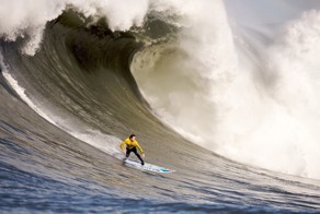 Серфинг на очень большой волне