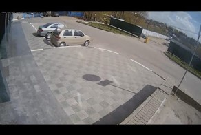 Оставила коляску с ребенком на дороге