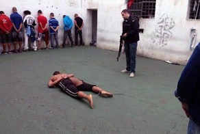 Воспитание трансвестита в тюрьме Бразилии