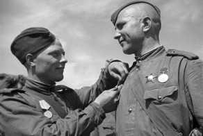 Откуда на голове пилотка