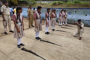 Индийские девушки с оружием