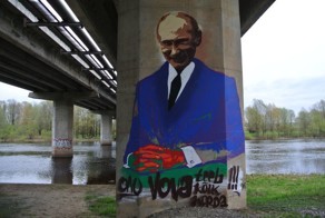 На мосту Дружбы вместо портрета Ильвеса возник Владимир Путин