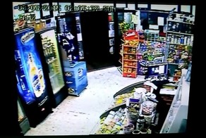 Продавец магазина вышвырнул грабителей на улицу