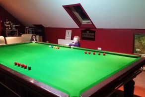 3-летний любитель снукера поражает своими навыками в забивании шаров