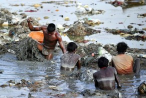 Поиск монет в мутных водах Ганга (9 фото)