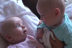 Серьезный разговор двух маленьких близнецов