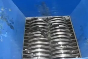 Работа промышленного шредера