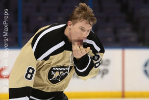 Парень получил в лицо коньком