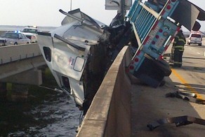 Женщина в тягаче повисла над рекой (8 фото+видео)