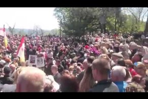 Тысячи людей скандируют "Вон из Одессы, бандеровские бесы!"