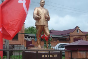 И.В. Сталин.  Памятники - это тоже история нашей страны