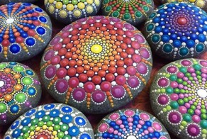 Художница рисует на камнях тысячи крошечных точек, создавая красочные