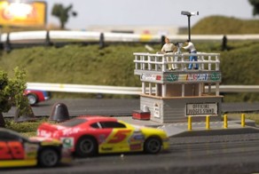 Миниатюрный гоночный трек (36 фото)