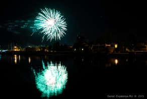 В Евпатории день победы завершился праздничным салютом