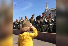 На репетиции парада Победы военные ответили на приветствие маленького генерала
