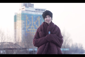 Красивая девушка рассказывает стихотворение в 16 городах мира