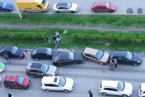 Пьяный водитель на BMW протаранил припаркованные автомобили