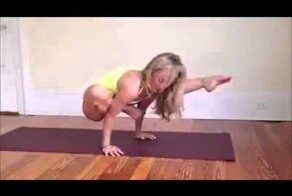 Кот занимается йогой