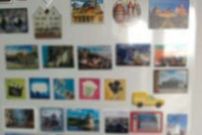 Традиция всех путешественников - коллекция магнитиков на холодильнике