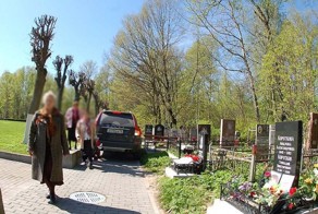 Петербуржец припарковал свой автомобиль возле могил