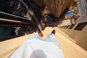 Паркурщик из Екатеринбурга прыгает по выступам небоскреба в Дубае