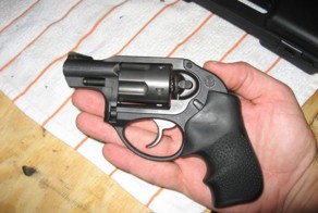 Случайный выстрел из револьвера (7 фото)