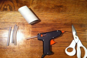 Он просто разрезал картонный вкладыш из туалетной бумаги